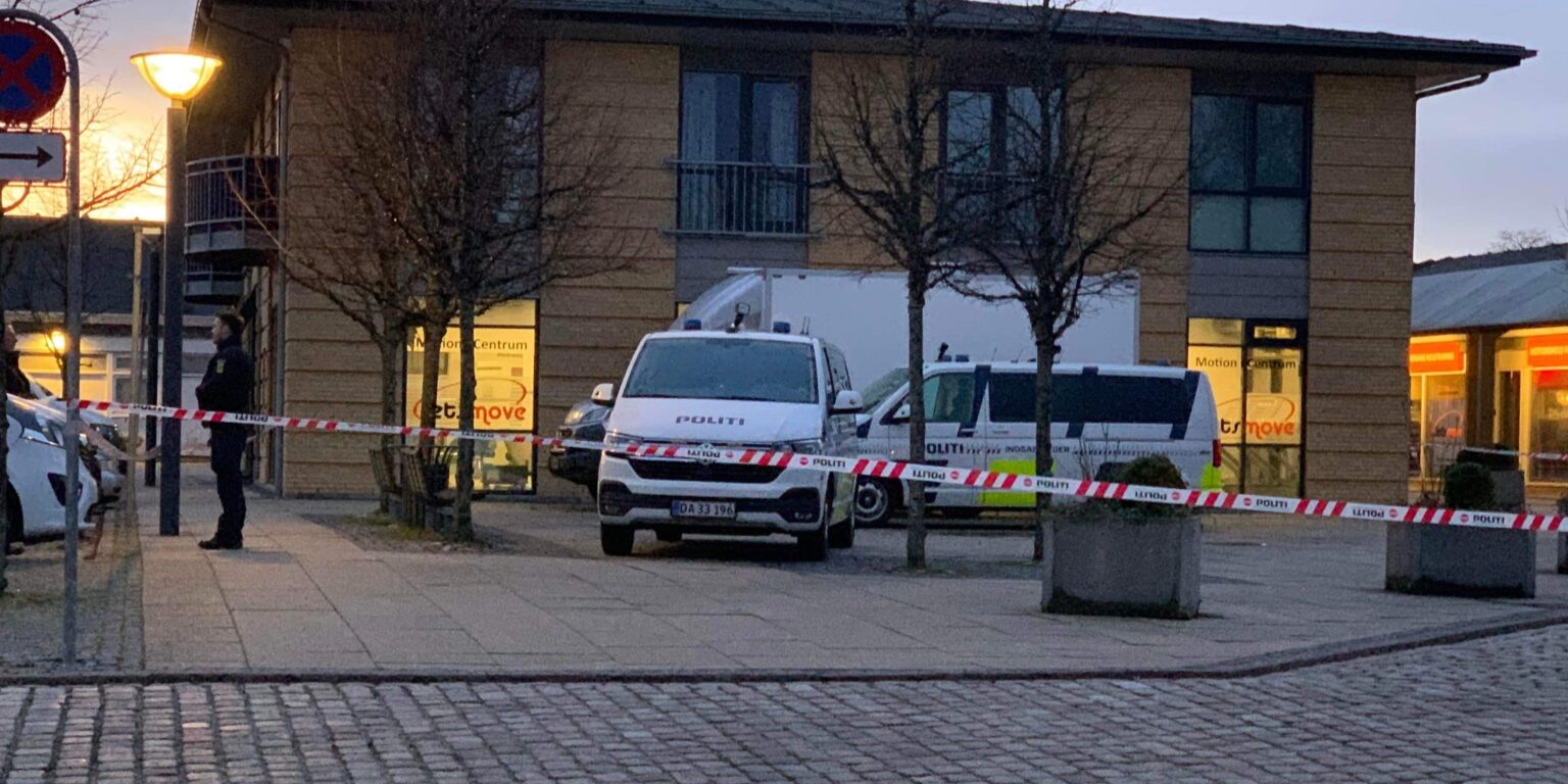 Eksplosion i sjællandsk butikscenter – politiet massivt til stede
