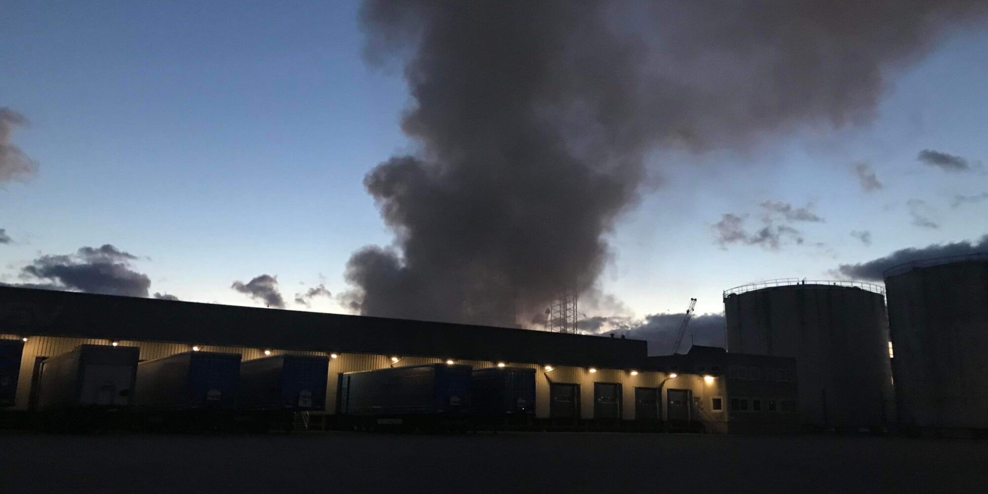 Luk vinduer og døre – brand sender røg ind over by