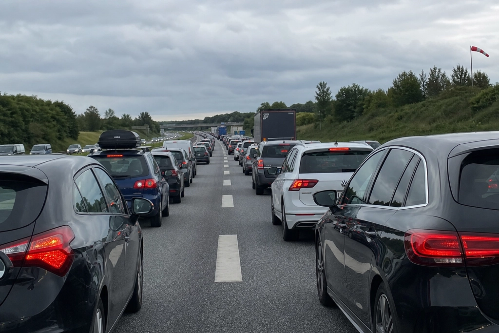 Færdselsloven er ikke til at tage fejl af: Mange bilister venter for længe med at danne ‘redningsvej’