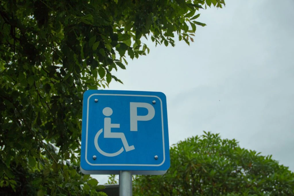 Handicapparkeringskort gælder i hele EU - men hvem kan egentlig få det?