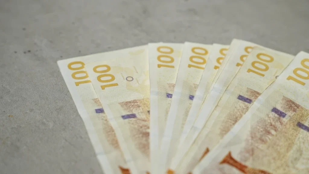 Over 600.000 danskere har feriepenge stående: Sådan tjekker du dit beløb