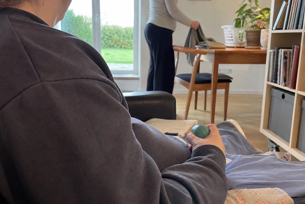 Vidste du, at du kan få kommunen til at betale løn til en nærtstående, der hjælper dig derhjemme?
