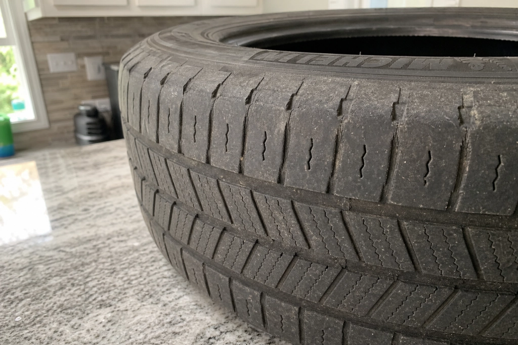 Lovkravet for mønsterdybde i dækkene er 1,6 mm, men Rådet for Sikker Trafik anbefaler skift langt før