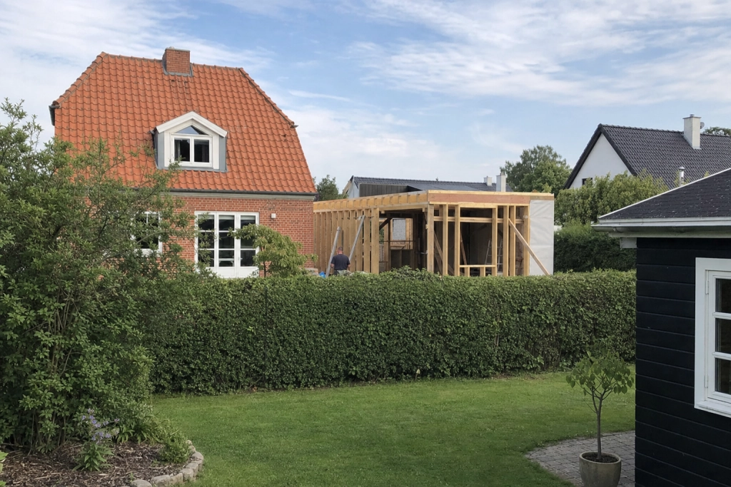 Naboen bygger uden tilladelse eller i strid med reglerne: Her er din klageret, og hvad kommunen er forpligtet til