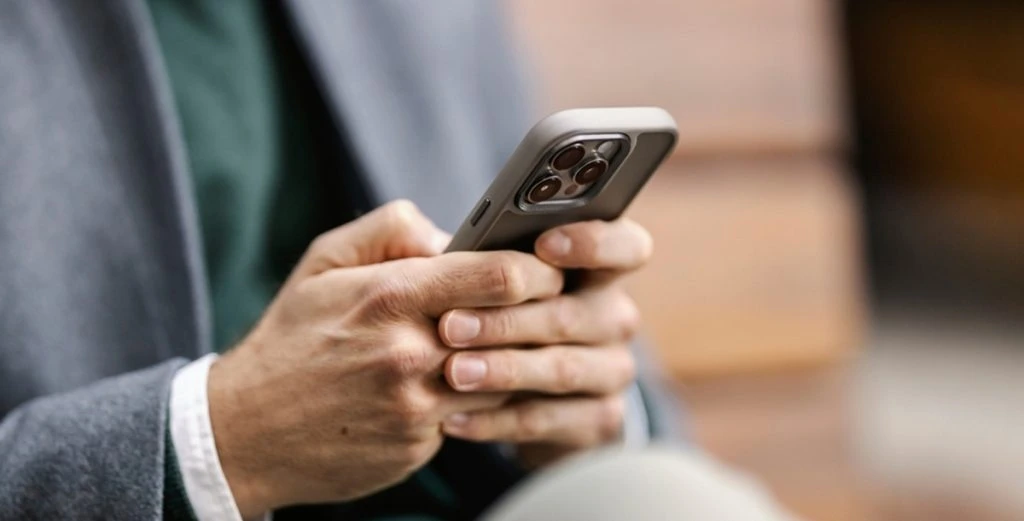 Falske SMS'er fra børn tømmer konti: Kvinde stoppede 25.000-krones bedrageri på Bornholm