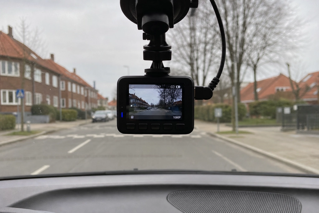 Dashcam er lovligt i bilen, men deling af optagelser kan koste bøde eller fængsel